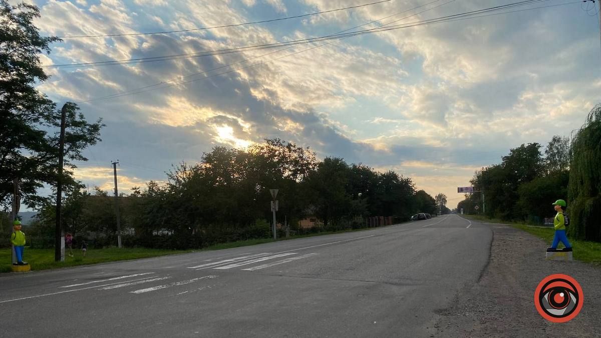 У Шепарівцях встановили "хлопчика-пішохода" 5