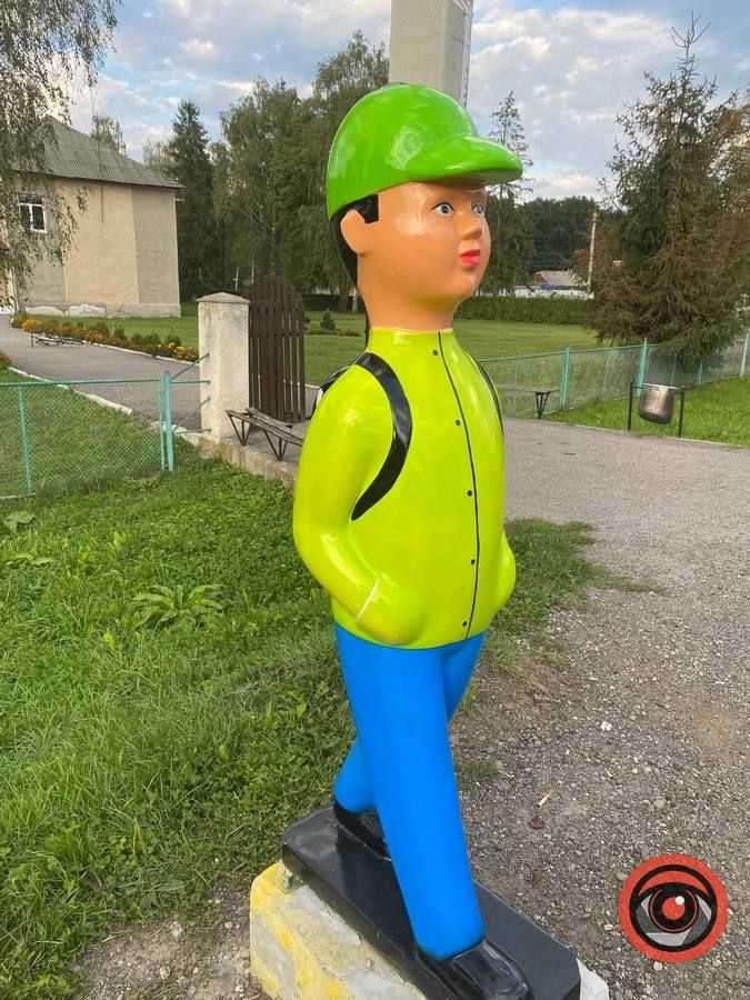 У Шепарівцях встановили "хлопчика-пішохода" 3