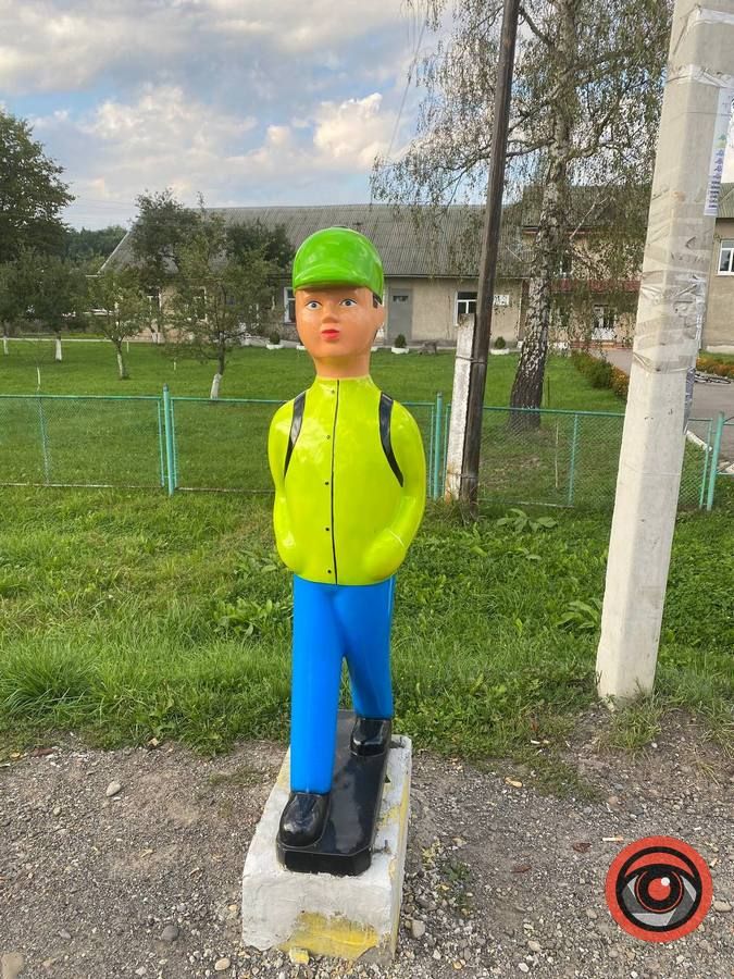 У Шепарівцях встановили "хлопчика-пішохода" 1