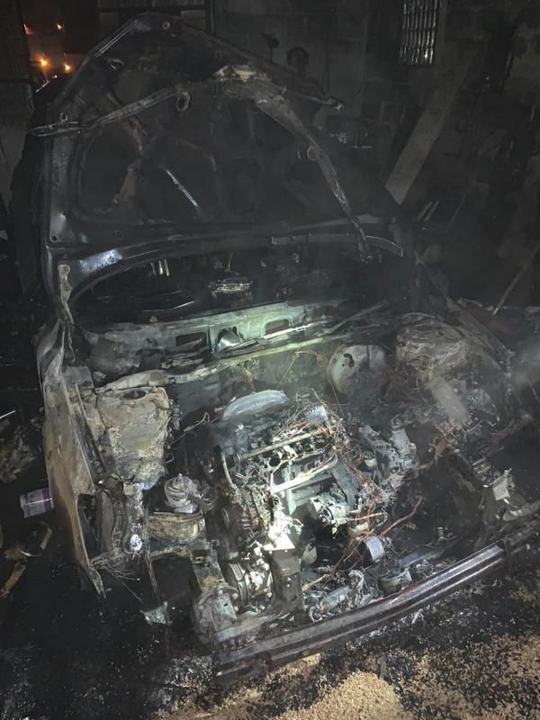 На Коломийщині просто в гаражі загорілася автівка 3