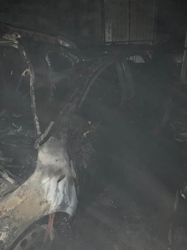 На Коломийщині просто в гаражі загорілася автівка 1