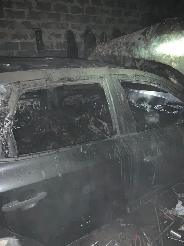 На Коломийщині просто в гаражі загорілася автівка 2