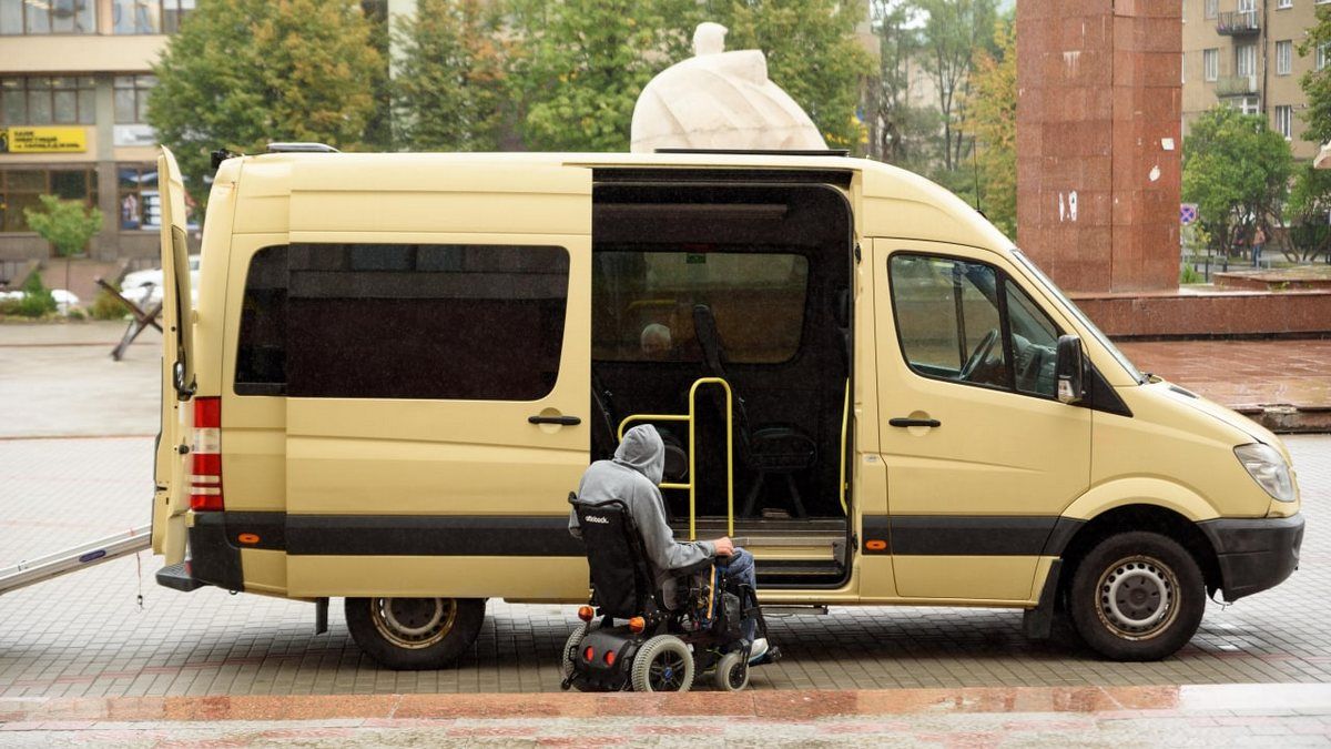 Снятинському психоневрологічному інтернату передали спецавтомобіль