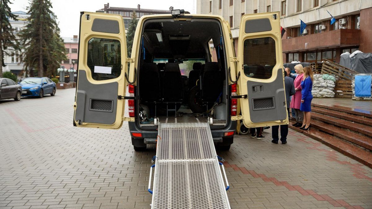 Снятинському психоневрологічному інтернату передали спецавтомобіль 1