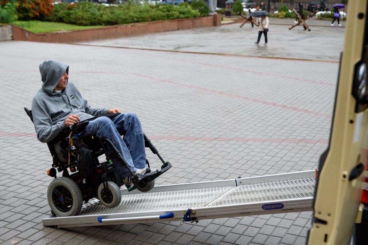 Снятинському психоневрологічному інтернату передали спецавтомобіль 2