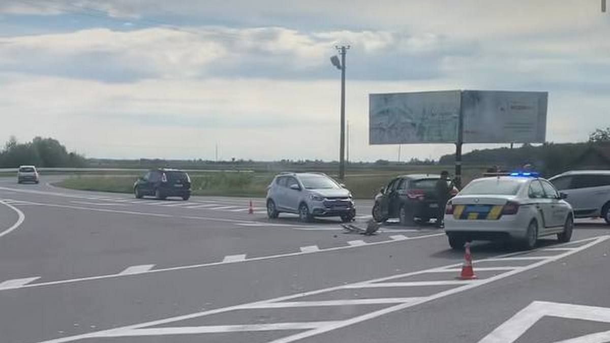 На повороті у Раківчику в ДТП потрапили три автівки