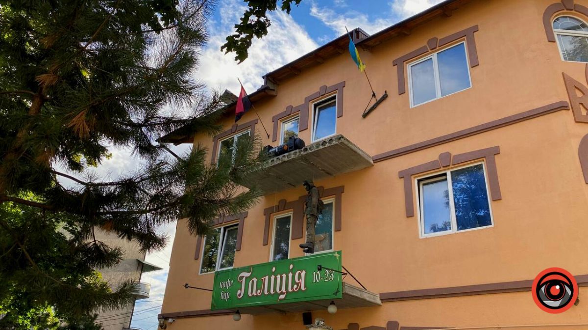 У Коломиї зробили опудало солдата рф і підвісили його на балконі 3