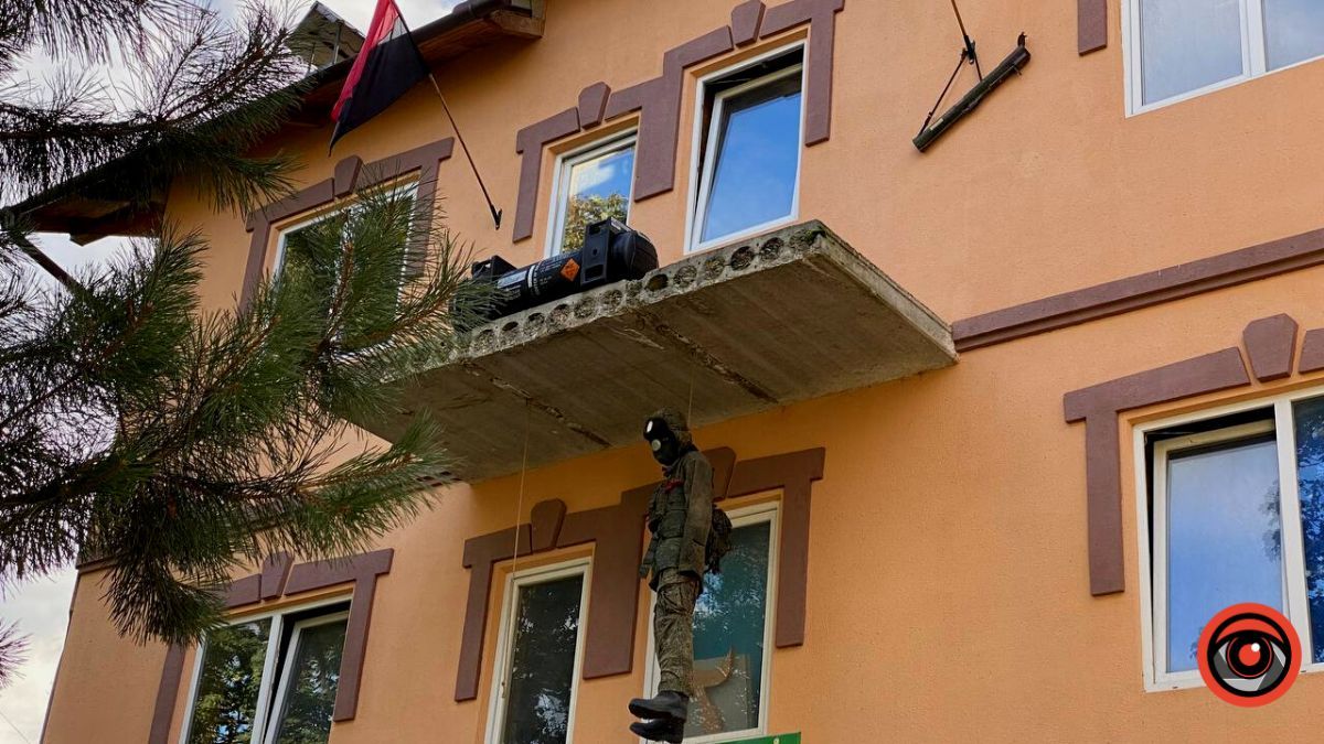 У Коломиї зробили опудало солдата рф і підвісили його на балконі