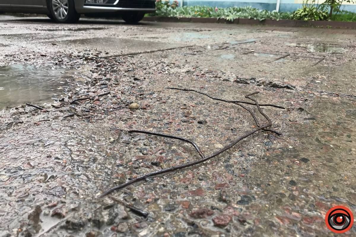 І так піде: на площі біля Писанки ремонтували тротуар кусачками 4