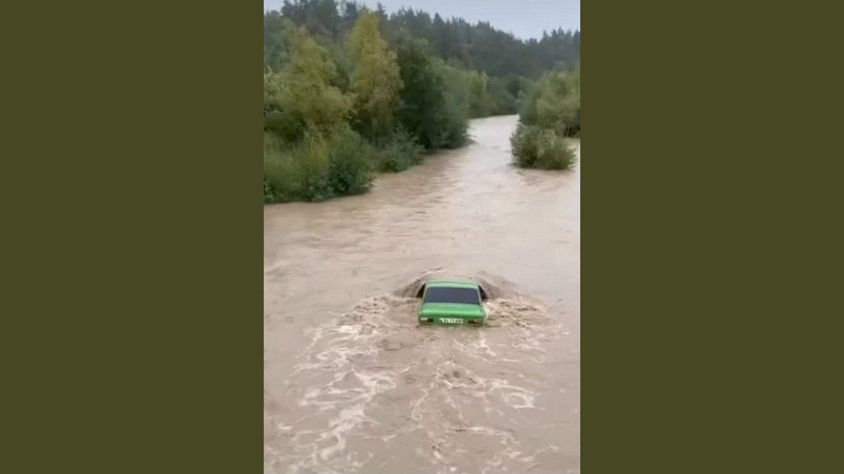 У селі Старі Богородчани автомобіль втопився у ріці