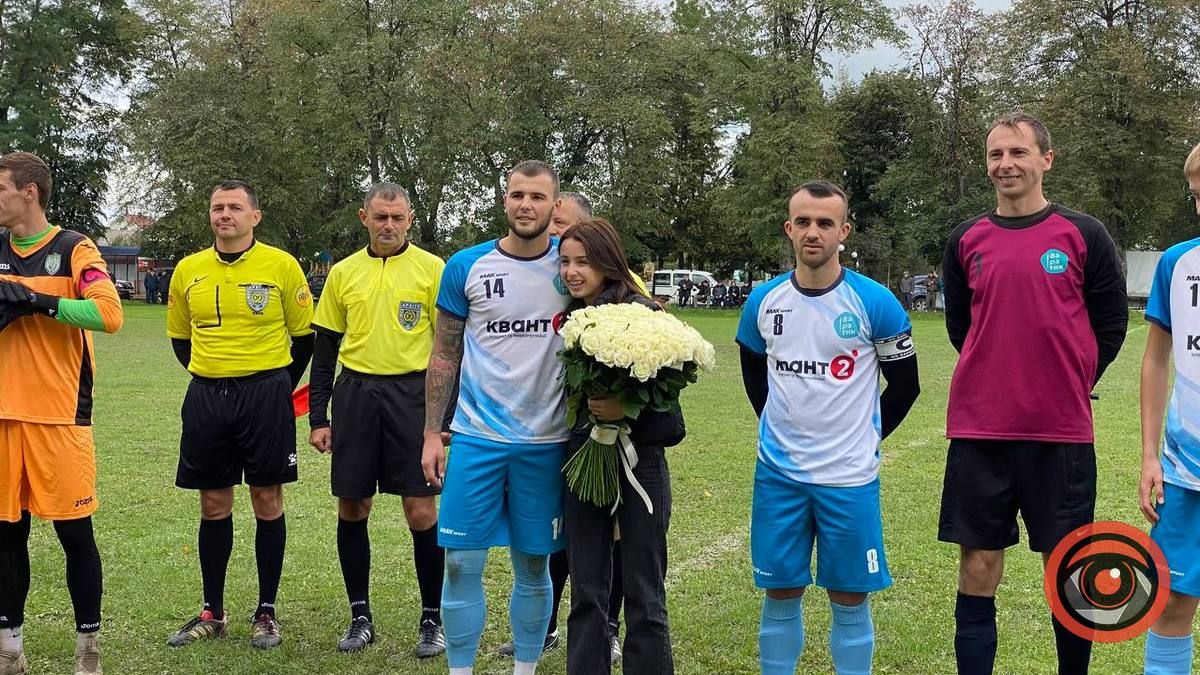 Коломийський футболіст зробив пропозицію своїй дівчині перед матчем. Фото 5