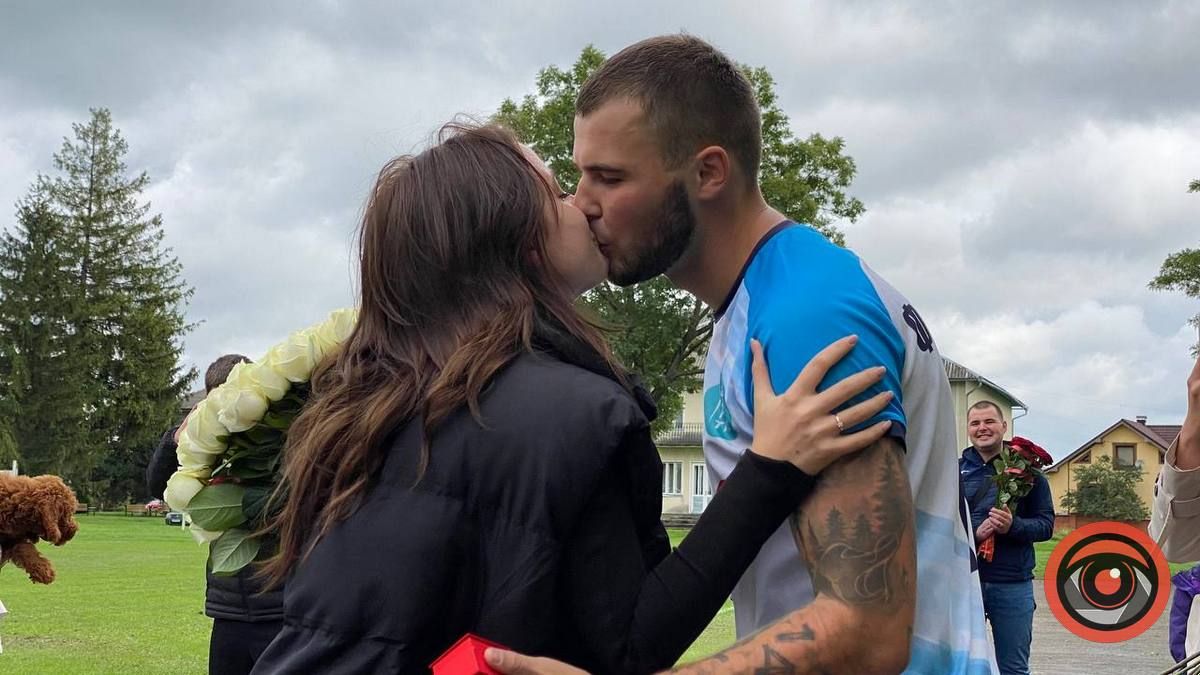 Коломийський футболіст зробив пропозицію своїй дівчині перед матчем. Фото 4