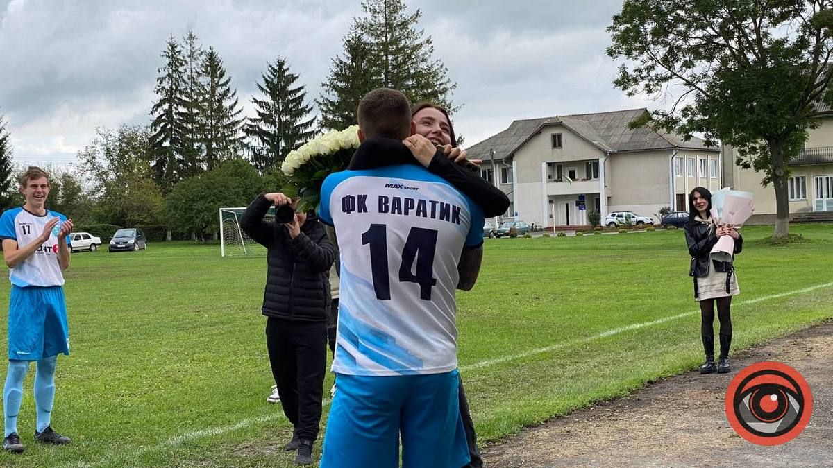 Коломийський футболіст зробив пропозицію своїй дівчині перед матчем. Фото 3