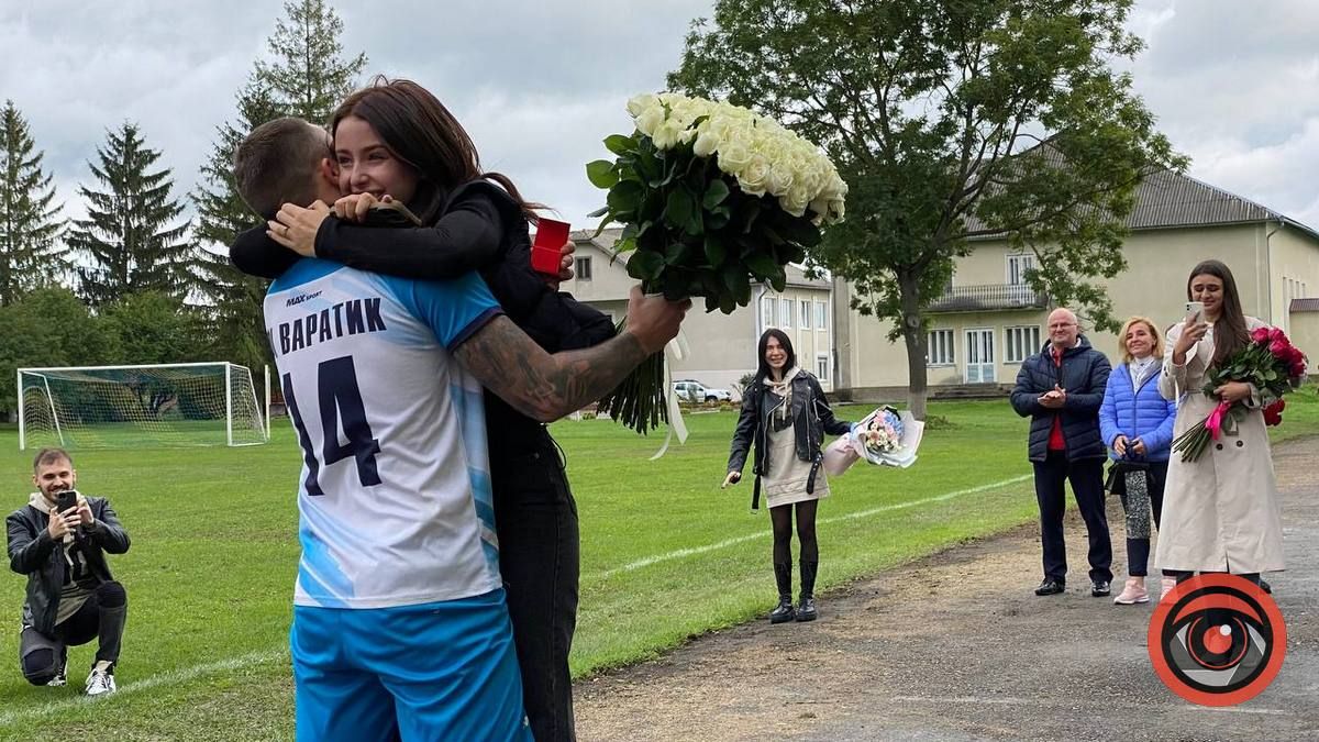 Коломийський футболіст зробив пропозицію своїй дівчині перед матчем. Фото 2