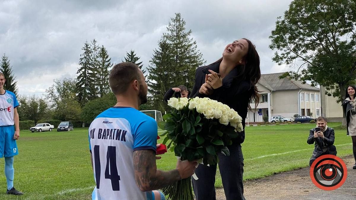 Коломийський футболіст зробив пропозицію своїй дівчині перед матчем. Фото 1