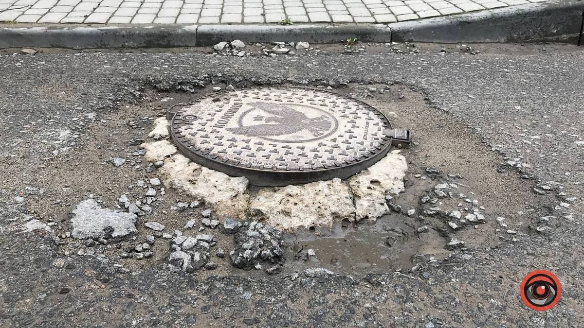 Дивись, не перечепись: на Чорновола та Валовій люки-спотикачки 9