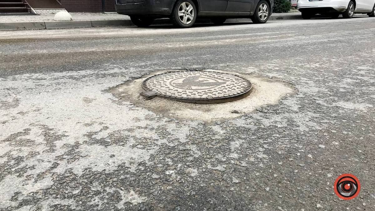 Дивись, не перечепись: на Чорновола та Валовій люки-спотикачки 11