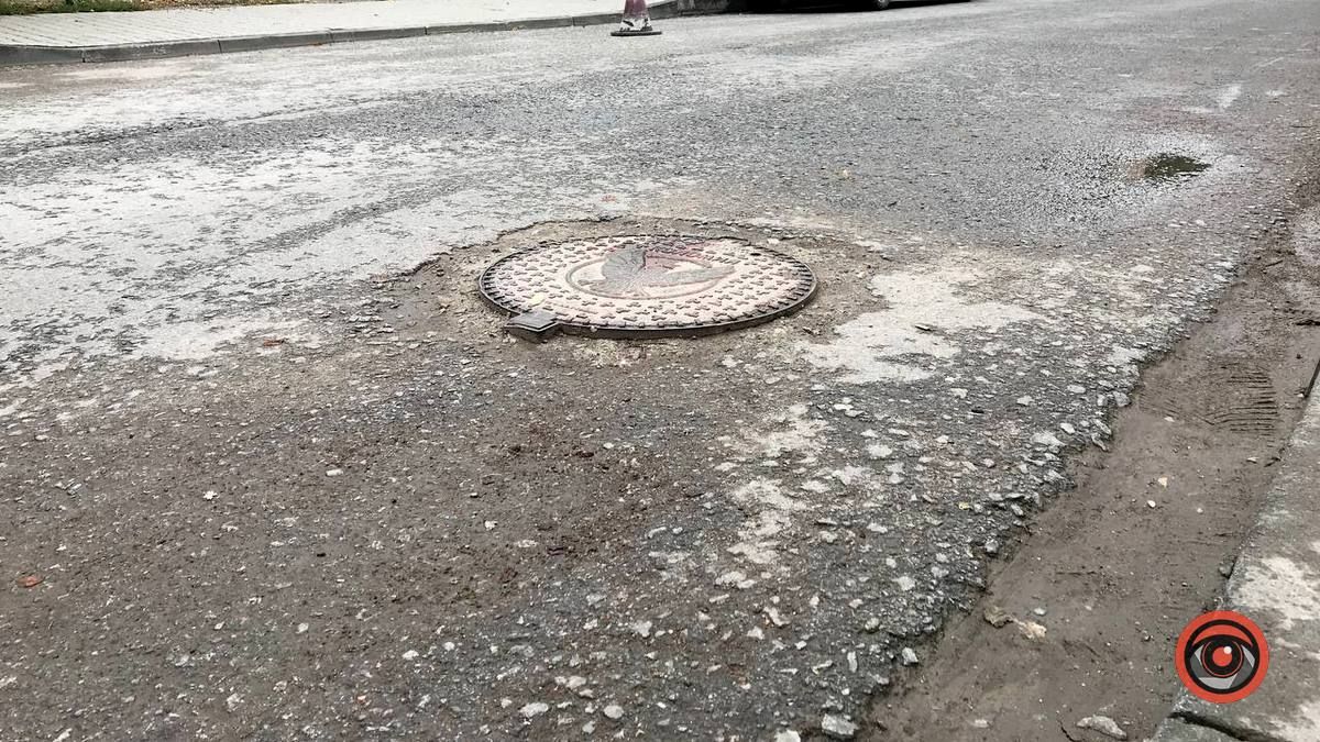 Дивись, не перечепись: на Чорновола та Валовій люки-спотикачки 10