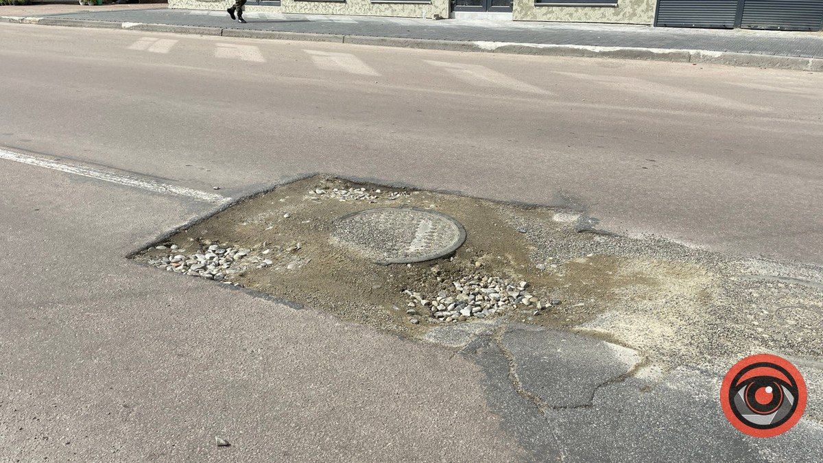 Комунальники пояснили, чому на вул. Мазепи провалюється люк 5