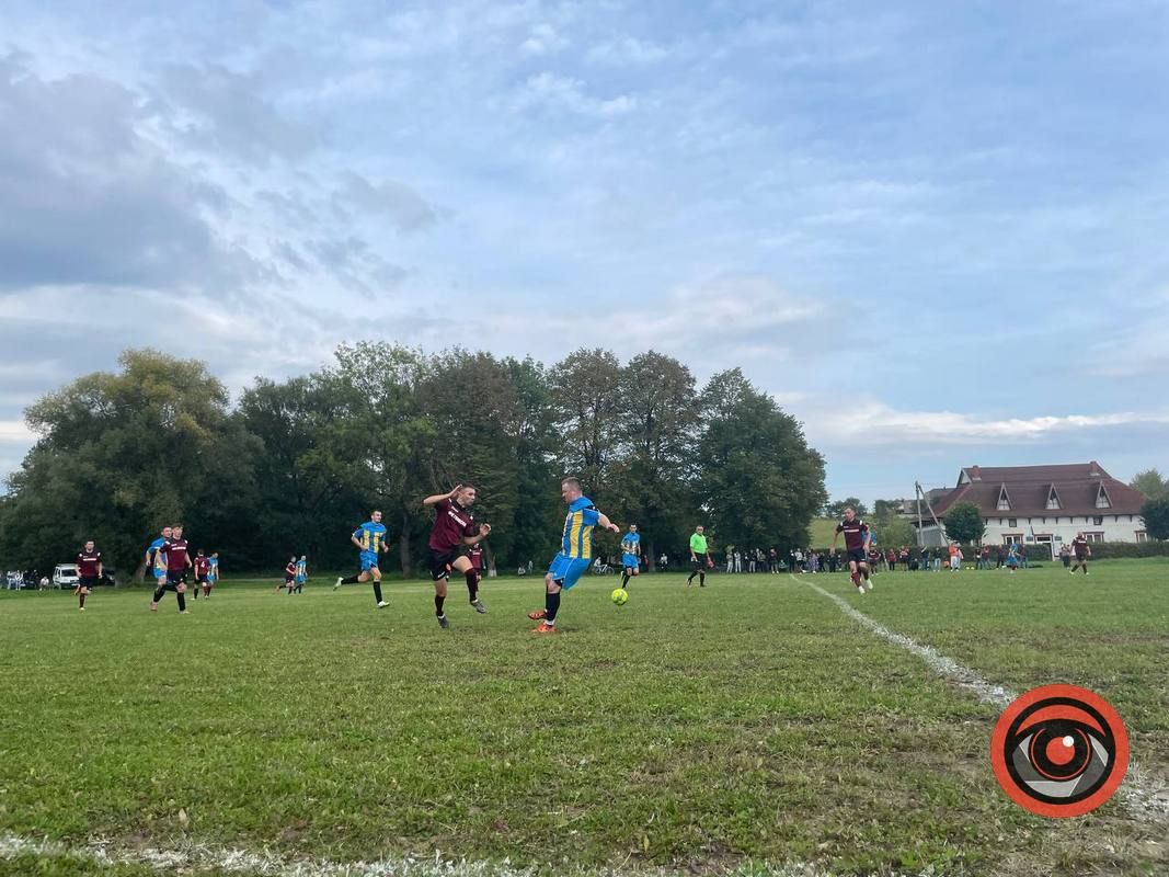 ФК "Вікторія" підтвердила свою назву під час гри з ФК "Голосків". Фото 2