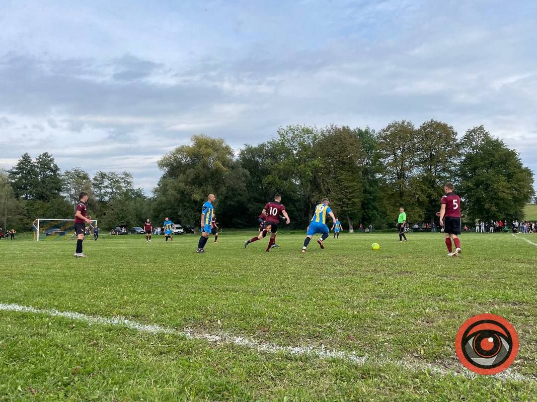 ФК "Вікторія" підтвердила свою назву під час гри з ФК "Голосків". Фото 1