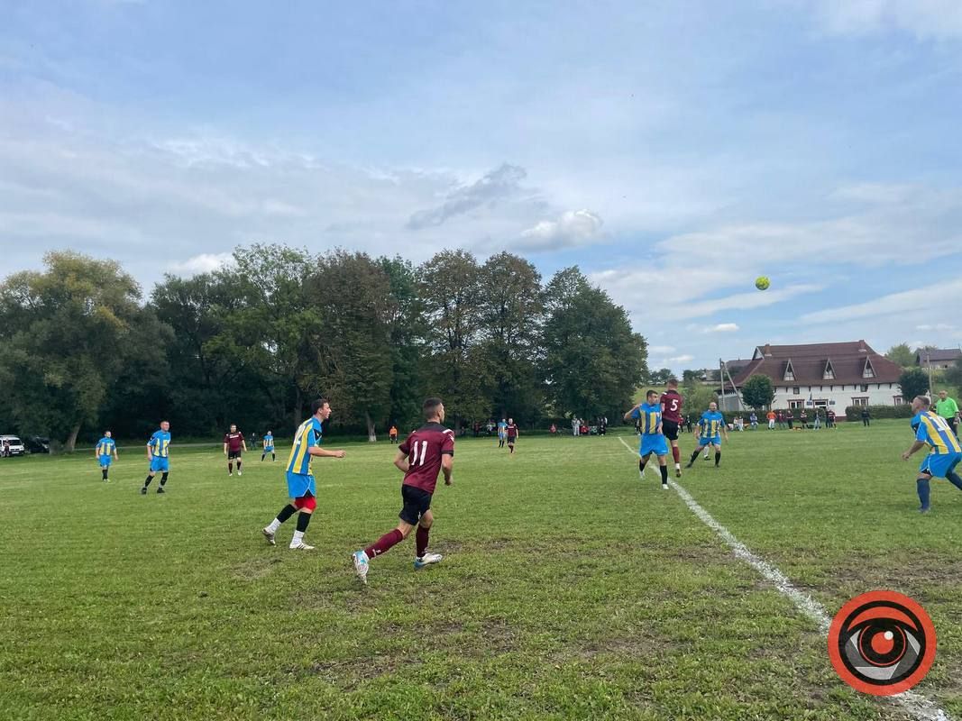 ФК "Вікторія" підтвердила свою назву під час гри з ФК "Голосків". Фото 6