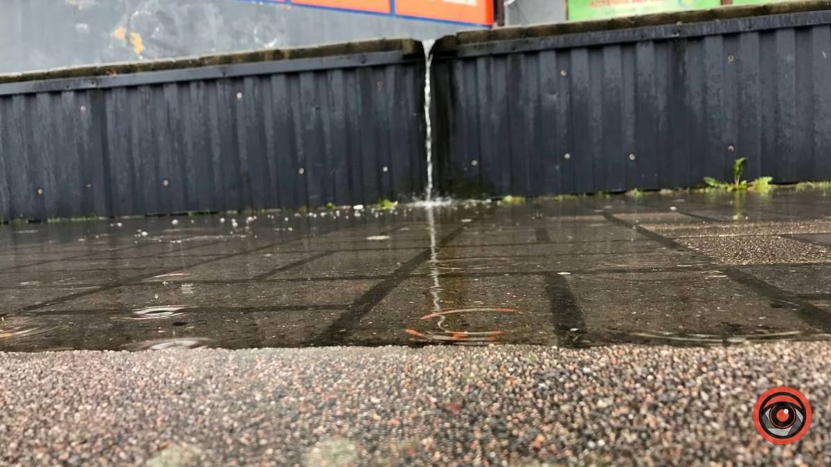 Міні-водоспад на тротуарі на Вічевому Майдані 1