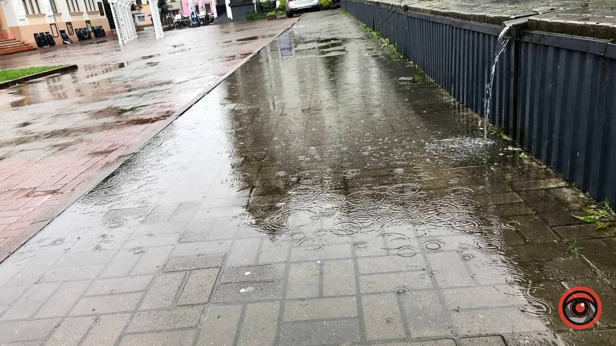 Міні-водоспад на тротуарі на Вічевому Майдані 2