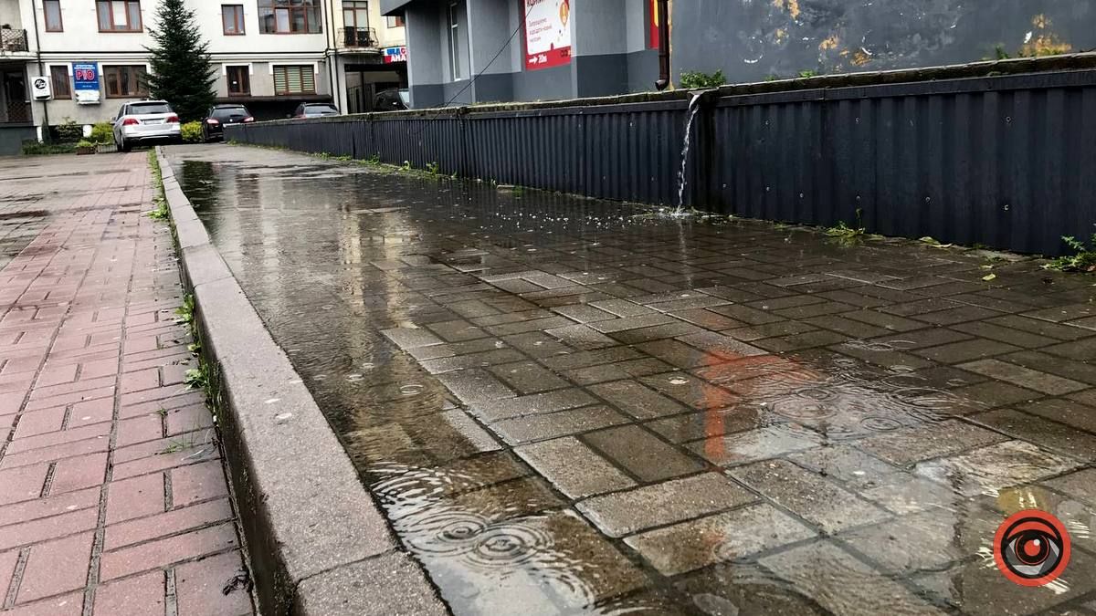 Міні-водоспад на тротуарі на Вічевому Майдані