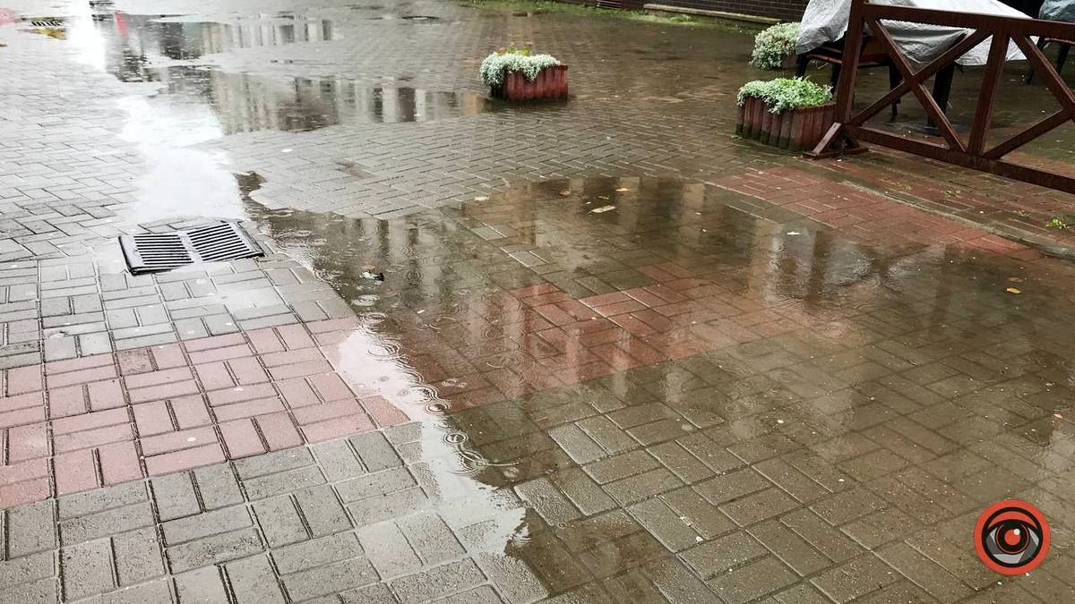 Міні-водоспад на тротуарі на Вічевому Майдані 3