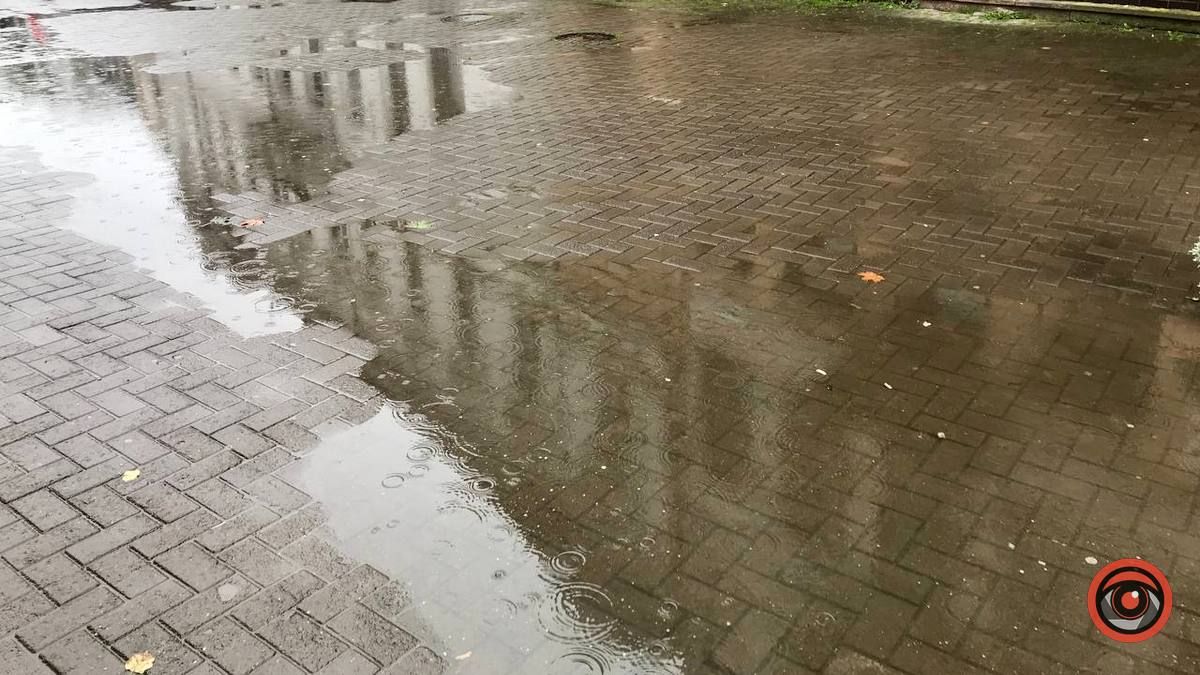 Міні-водоспад на тротуарі на Вічевому Майдані 4