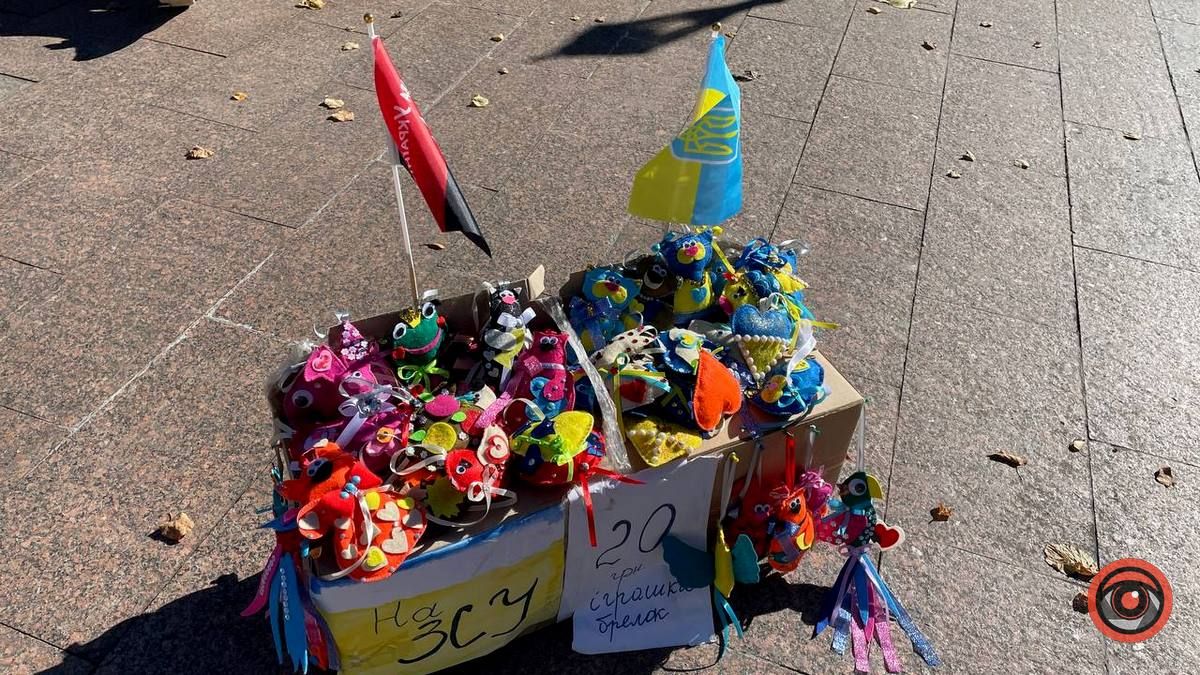 У Коломиї Марійка та Даринка продають іграшки ручної роботи, аби допомогти ЗСУ 1