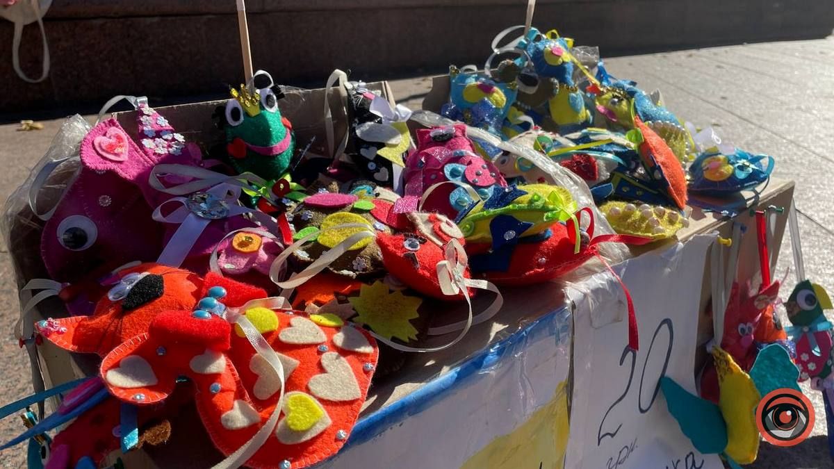 У Коломиї Марійка та Даринка продають іграшки ручної роботи, аби допомогти ЗСУ 2