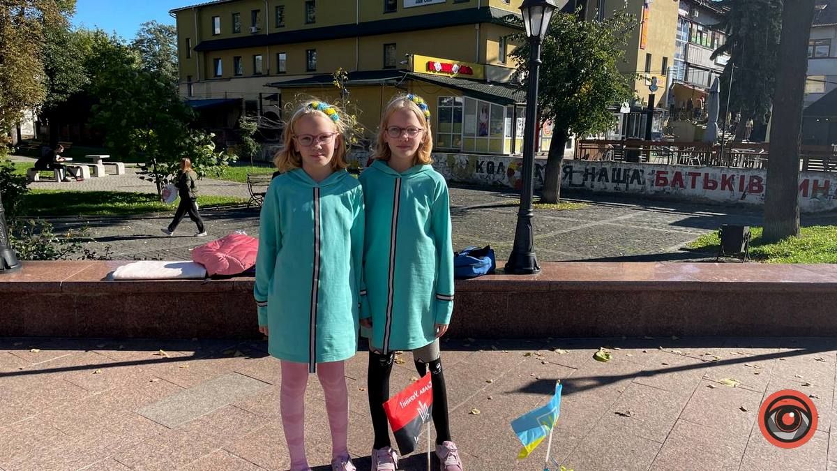 У Коломиї Марійка та Даринка продають іграшки ручної роботи, аби допомогти ЗСУ