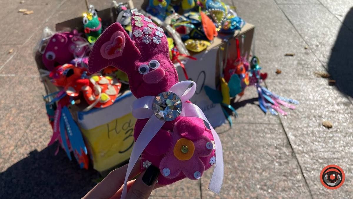 У Коломиї Марійка та Даринка продають іграшки ручної роботи, аби допомогти ЗСУ 3