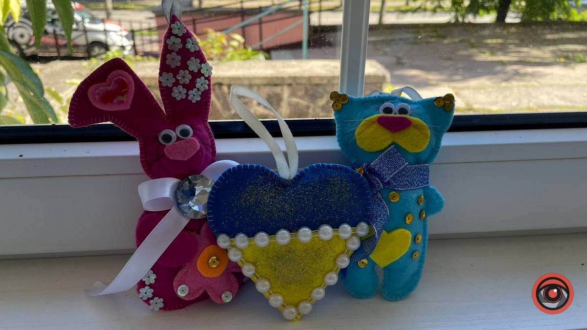 У Коломиї Марійка та Даринка продають іграшки ручної роботи, аби допомогти ЗСУ 4