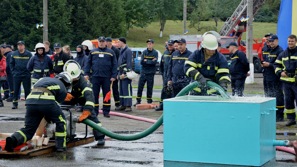 Рятувальники-добровольці з Косівського району перемогли в обласних змаганнях серед пожежників 11
