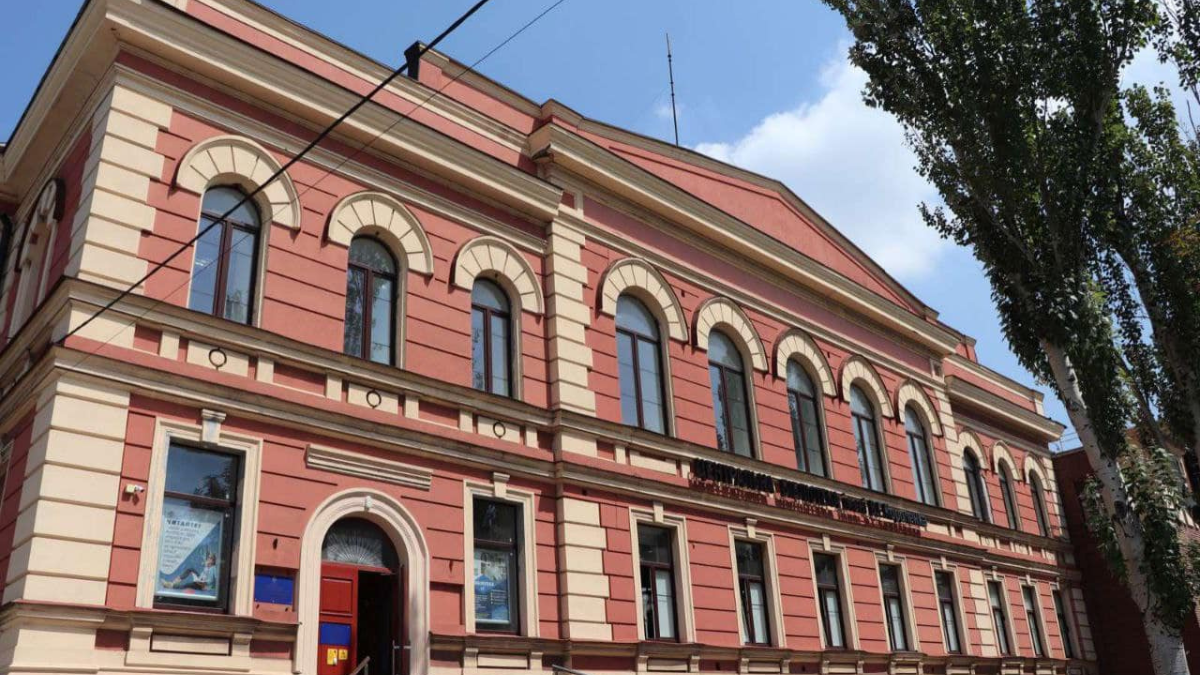 Коломиян запрошують долучитися до благодійної акції "Врятуй бібліотеку Маріуполя" 1