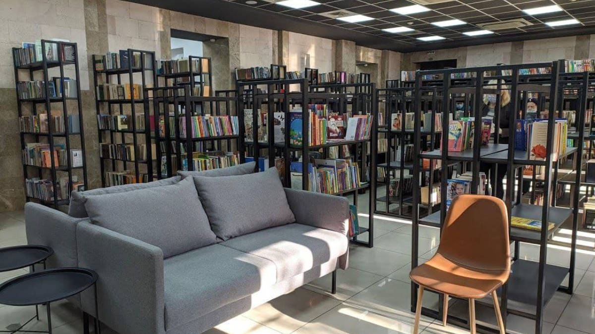 Коломиян запрошують долучитися до благодійної акції "Врятуй бібліотеку Маріуполя" 3