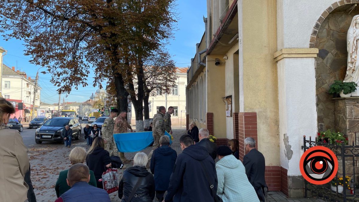 Коломияни навколішки зустріли скорботний кортеж із загиблим Героєм Ігорем Кубацьким 6