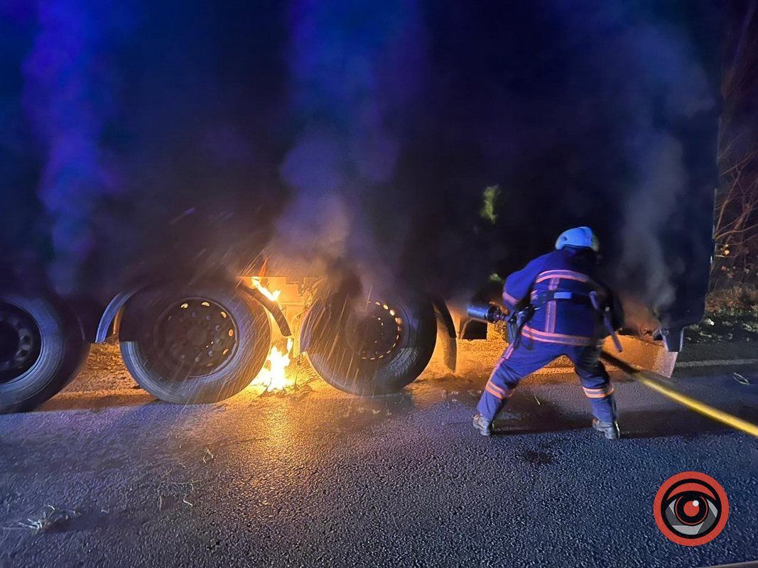 Під Коломиєю на об'їзній горить фура 3