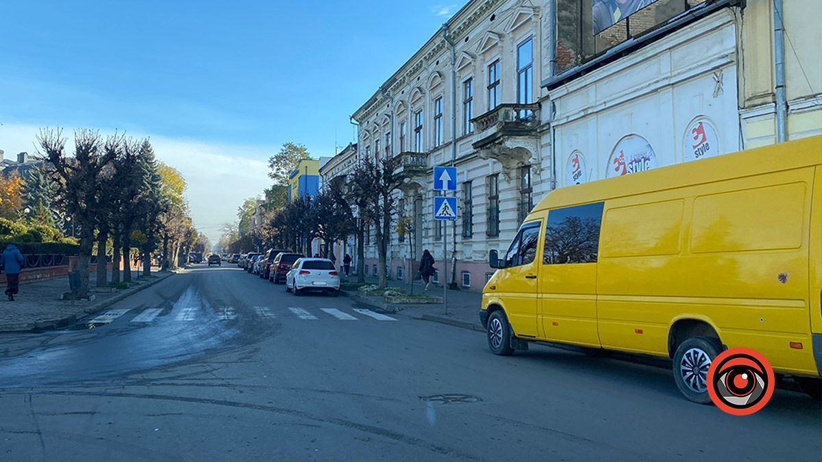 Не можна паркуватися на пішохідних переходах і ближче 10 м від них з обох боків, крім випадків надання переваги в русі