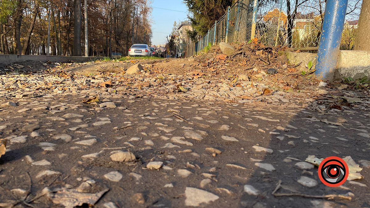 Люди ж не машини: на вул. Чайковського непрохідні тротуари 9