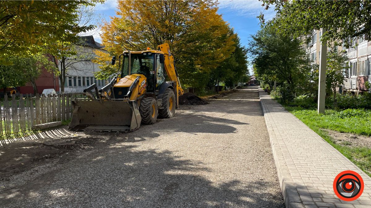 Біля ліцею №4 у Коломиї ремонтують дорогу та стелять асфальт 10