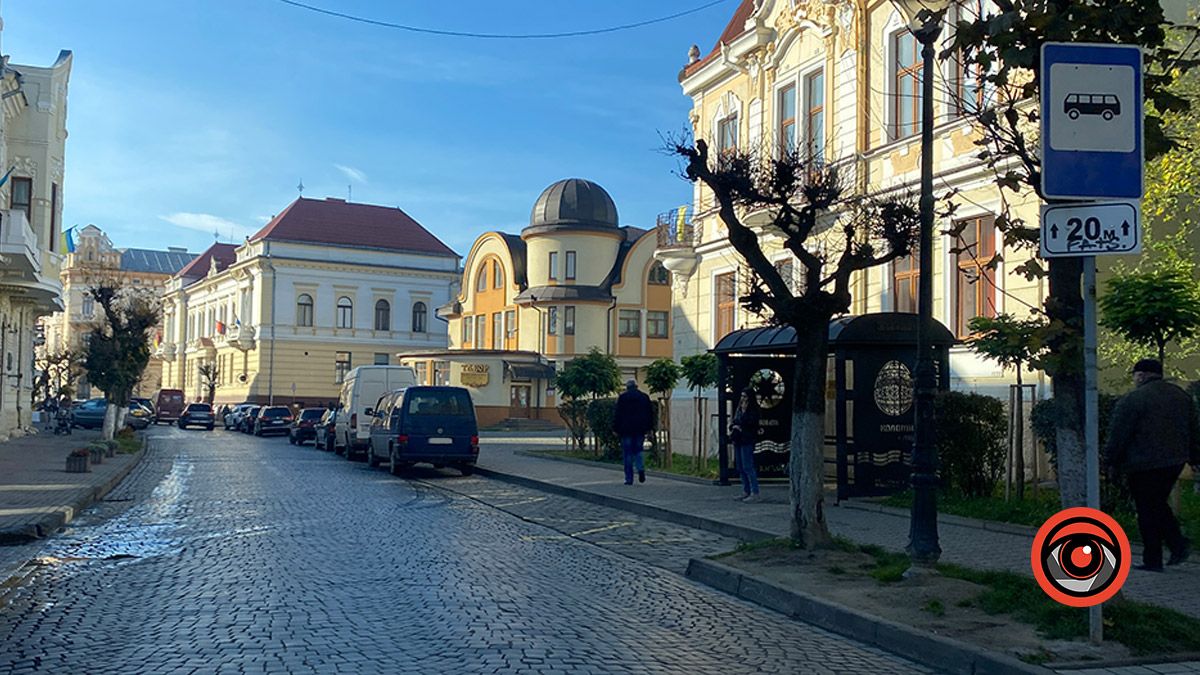 Не можна паркуватися ближче 30 м від посадкових майданчиків для зупинки маршрутних транспортних засобів, а коли їх немає - ближче 30 м від дорожнього знака такої зупинки з обох боків