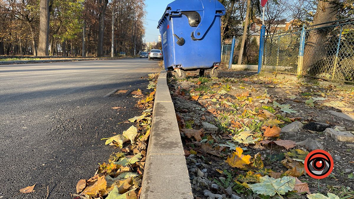 Люди ж не машини: на вул. Чайковського непрохідні тротуари 3