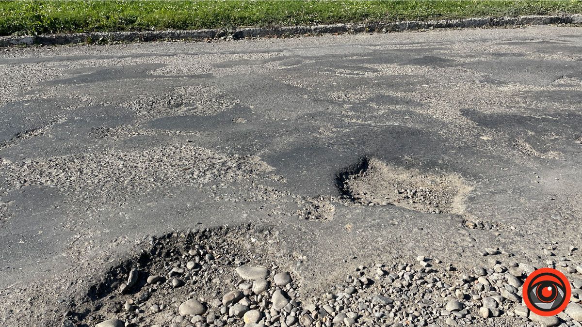 Попереду ями або як проїхати кільцеву розв'язку на Франківськ? 13