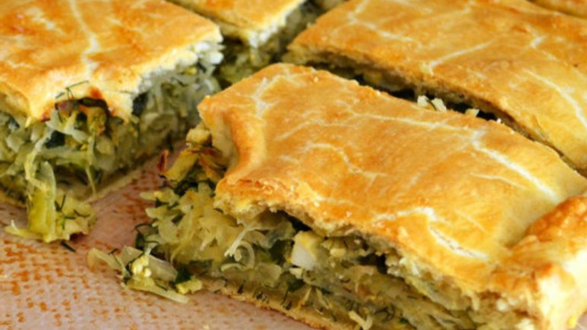 Наче в гостях у бабусі: давній і простий рецепт капустяного пирога без дріжджів