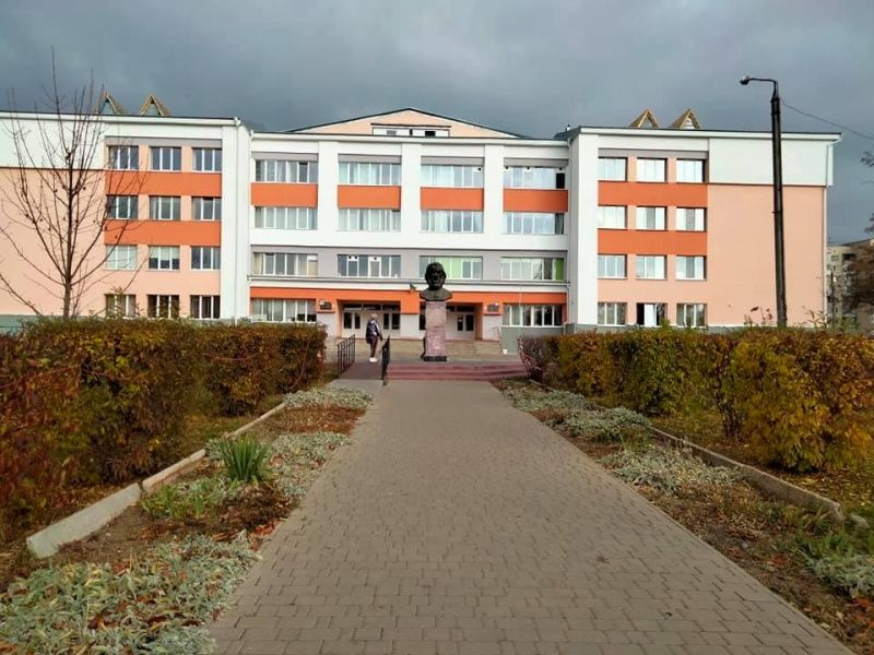 Біля школи в Чернівцях вбили поліцейську, коли затримували чоловіка з підозрою в розбещенні неповнолітніх 2