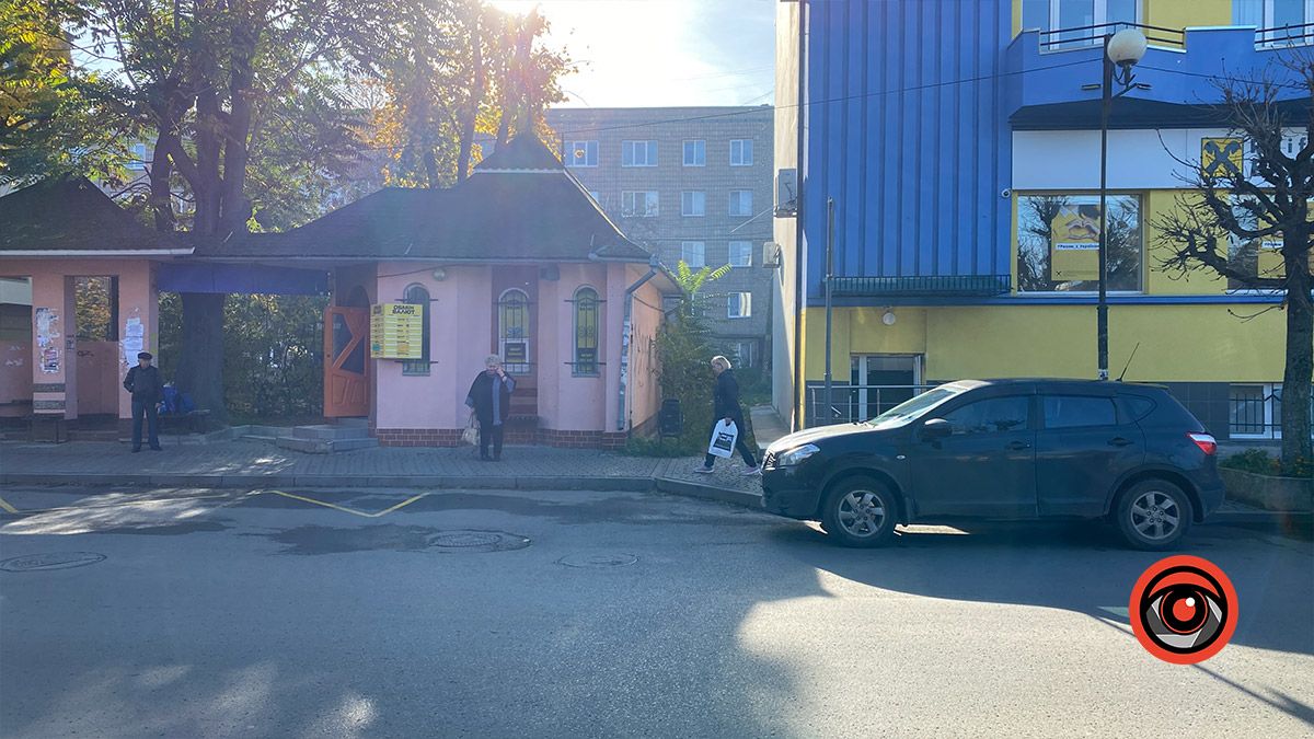 Всупереч усьому: на одній з вулиць водії завжди паркуються з порушеннями 2